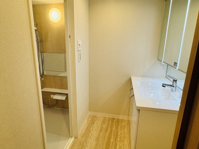 ～グレージュ×木目の温かみを感じる内装です～