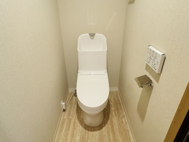 ～新規交換済、暖房温水洗浄機能付きトイレ　冬場は特に嬉しい機能ですね～