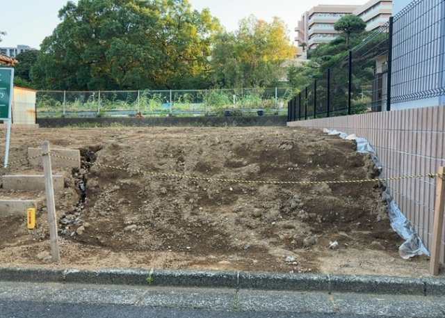 土地の形が極端に長細かったり、狭小地、あるいは道路との高低差がある傾斜地だった場合、後々売ろうとしても買い手がつかない場合もあります。後々、売却することになった時に価値の下がらない土地を選びましょう。