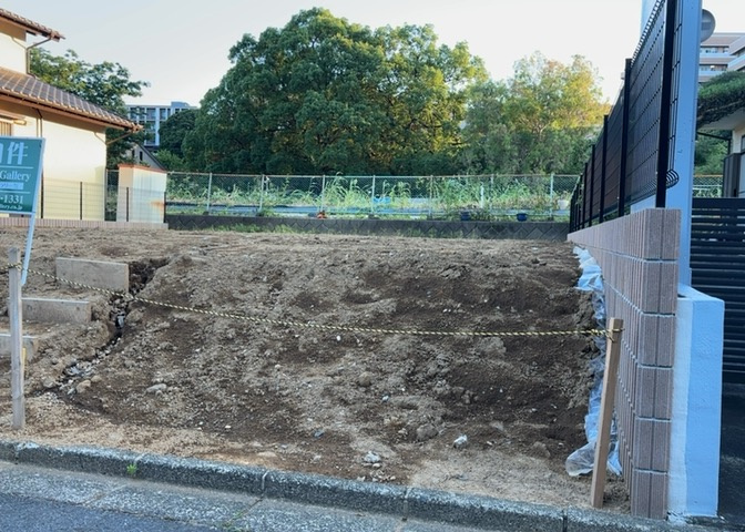 土地の面積＝住宅面積ではありません。建ぺい率の問題などで、土地のある場所によって住宅を建てられる面積は限られています。高さもしかり、「土地」という言葉の中には、建築条件も含まれると考えておきましょう。