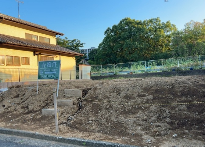 家を建てる場合、方位は要チェックです。現実的に日当たりのよい家ならばリビングは南側、建築基準法でも北側に当たる家への配慮は求められています。土地を見学に行く際は、方位磁針を持って行くようにしましょう。