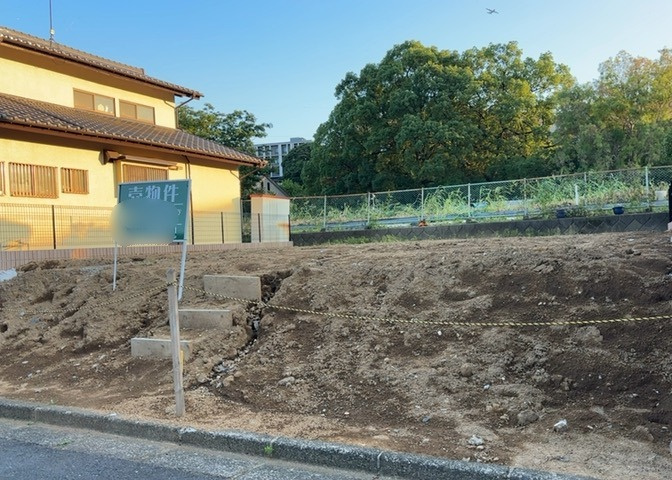 土地を買う際、住む地域の自治体や福祉の補助制度にも注目してみましょう。子供や老人の医療補助やゴミ出しのルールなど、自治体によってルールに大きな違いがあるため、暮らしやすい土地で判断するとよいでしょう。