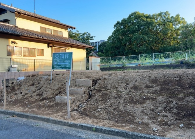 土地の前の道路に消火栓が設置されていることがあります。この場合、道路交通法第45条第1項により、駐車禁止の場所が指定されています。そのため、車庫などの駐車スペースをつくることができない場合があります。
