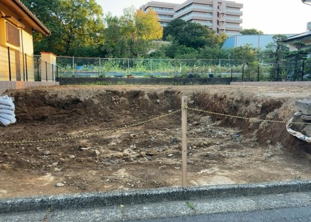 現地に行くなら、物件の周囲の地形がどうなっているかを見ることも大切です。周辺より低くなっている土地では、大雨などで水が集まりやすいため、地盤が弱くなっているということも考えられるため、注意が必要です。
