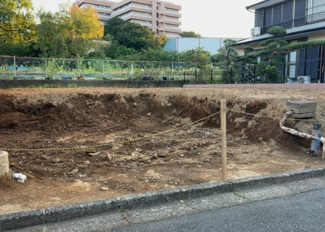 土地購入を検討されている場合、境界杭がない状態で購入してしまうと境界確定測量をする必要があり、費用がかかります。購入の前に、売主、隣土地所有者立ち合いのもと境界を確定し境界杭を設置するのがベストです。