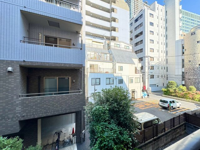 周辺の街並みに馴染む外観。文京区小石川らしい落ち着きの中で、都心アクセスの良さも享受できます。