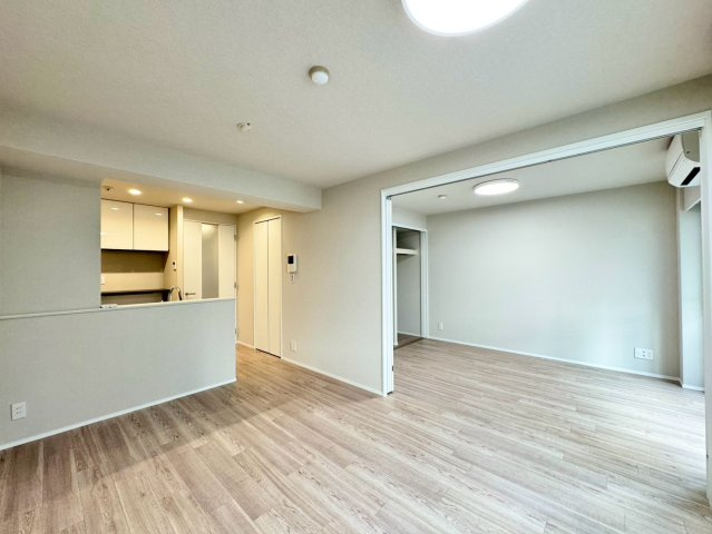 開放感のあるLDKは、家族が自然と集まりやすい住まいの中心。白と木目のやさしい内装が、日々の暮らしを明るく整えます。