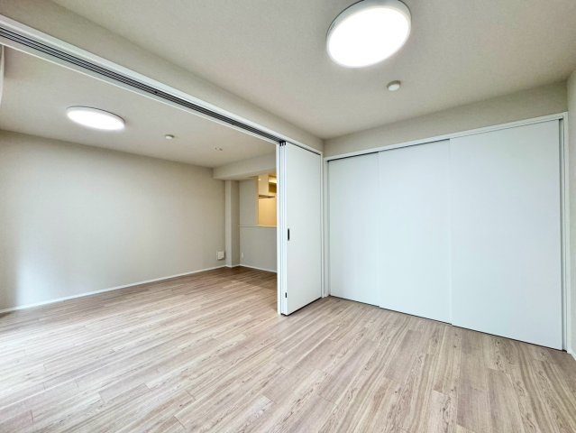開口部からやわらかな光が入る洋室。主寝室にも子ども部屋にも使いやすく、暮らしの幅が広がります。