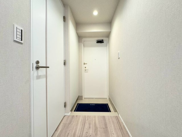 玄関から室内へ続く動線がすっきり。帰宅時の印象が良く、住まい全体の清潔感も感じられる空間です。