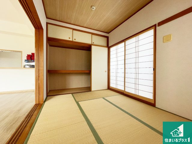 一室あると便利な和室は客間としてだけでなく、小さなお子様のプレイルームや食後のくつろぎスペースとしてもご利用いただけます。