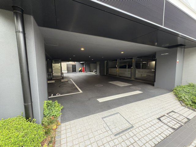 【パーキングスペース】　機械式駐車場と平置き駐車場スペースがございます。