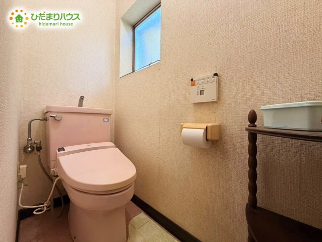 小窓が付いているので、トイレも明るい空間になっております♪