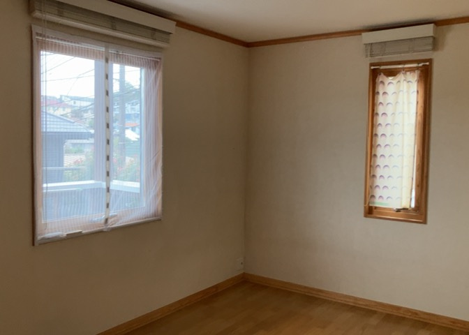 寝室でゆっくりと過ごすためにはベッド周りの適度な空間を担保することや窓の位置、照明の明るさ、寝室の広さなどを考える必要があります。自身や家族の構成とライフスタイルに併せて寝室にする部屋を選びましょう！