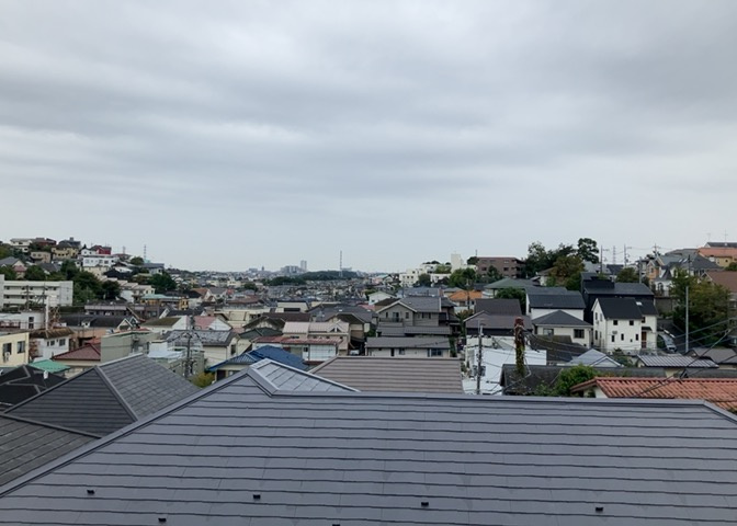 眺望を気にして物件を探す場合、前面に建物が建っていないか現地で確認しましょう！前面に建物があると景色はもちろん、日当たりや風通しにも影響が出てきます。住んだ時のことを想像しながら現地見学をしましょう。