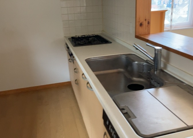 ダイニングとキッチンの間を扉や壁などで仕切らず、一体化させた間取りです。キッチンカウンターがついている物件ならば、食事をキッチンカウンターで取ることで、ダイニングスペースをリビングとして使用できます。