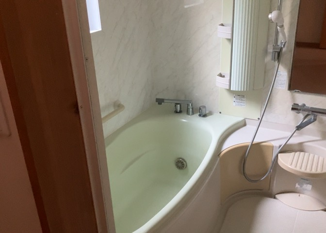 入浴時の快適さも大事なことですが、綺麗な状態を維持できなければ気持ちよく入浴できません。毎日の掃除が楽という点は大事なポイントになります！カビが生えにくく掃除がしやすい、壁や浴槽を選ぶといいでしょう。