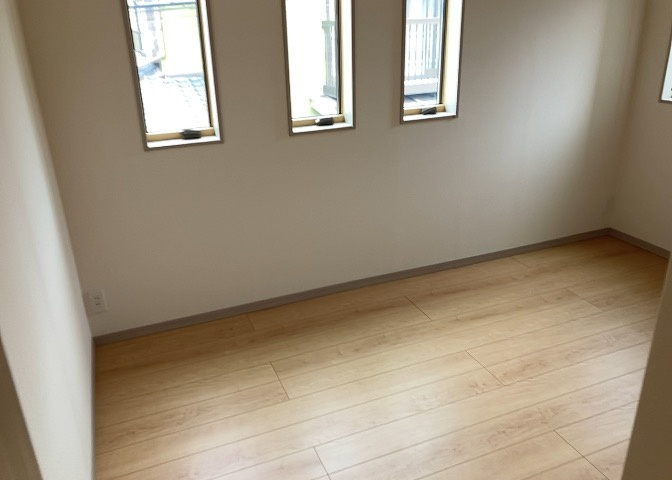 洋室のメリットは重い家具が置きやすく、身の回りが整理しやすいことです。　床がフローリングのため畳とは異なり凹みにくいです。　クローゼットなど収納が豊富で、普段使わない旅行カバンや服の整頓も簡単にです。