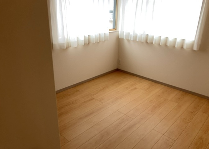 寝室でゆっくりと過ごすためにはベッド周りの適度な空間を担保することや窓の位置、照明の明るさ、寝室の広さなどを考える必要があります。自身や家族の構成とライフスタイルに併せて寝室にする部屋を選びましょう！