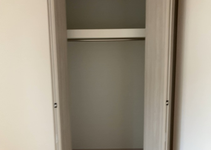 デザイン性を重視しすぎて収納が少なかった！なんてことにならないため、事前に現地で収納の数を確認しておくことをお勧めします。クローゼット以外にも床下収納や屋根裏収納、パントリーなどもチェックしましょう。