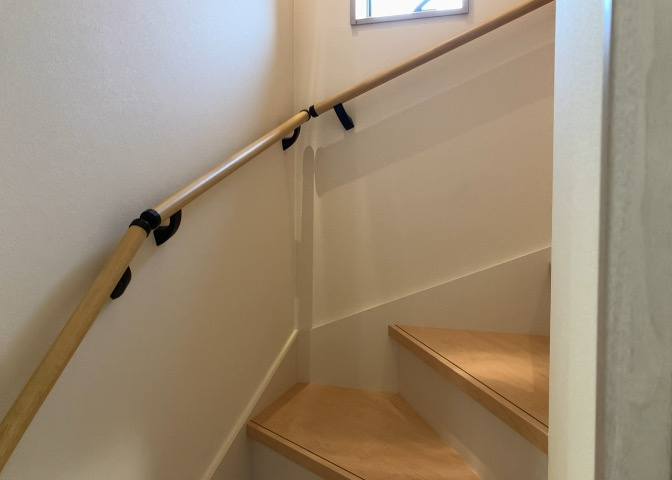 建物の上下階の通路である階段は、その位置によって動線や室内の印象が大きく左右されます。手摺にも重要な役割があり、転倒の防止・歩行や動作を円滑にして日常生活を支えることを主な目的として設置されています。