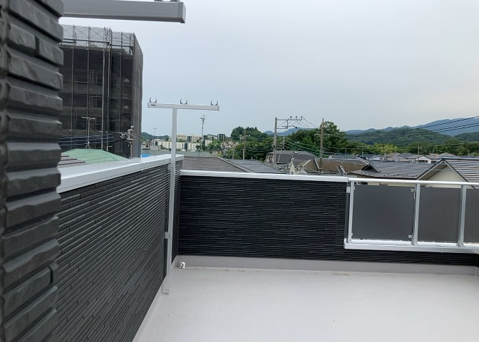 バルコニーは、室外の専用スペースのうち、「屋根がなく開放された空間」であるものを指します。ベランダより広いタイプのものが多く、日当たりもよいため家庭菜園などを楽しみたい人にとって適した環境となります。