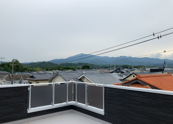 眺望を気にして物件を探す場合、前面に建物が建っていないか現地で確認しましょう！前面に建物があると景色はもちろん、日当たりや風通しにも影響が出てきます。住んだ時のことを想像しながら現地見学をしましょう。