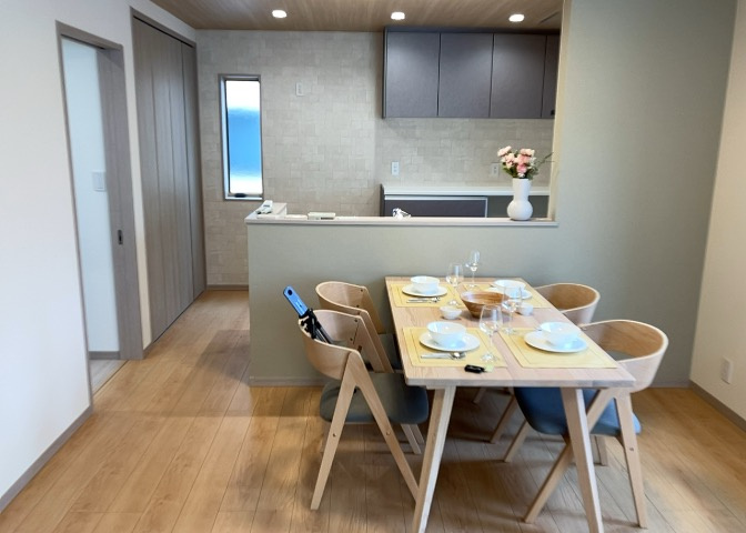 リビングの間取りの種類は大きくわけてリビングとダイニングが別になっているタイプ、リビングダイニング一体型です。どちらも一長一短ですので、家を選ぶ時はその両面をチェックして決めるようにしましょう。