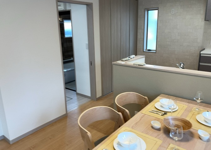 直線タイプはLとDKを一直線に並べた形で対面キッチンのタイプです。一般的なのでよく見かけるかもしれません。直線タイプに似た直接アイランドタイプは、キッチンとダイニングの間に壁がない分広く感じられます。