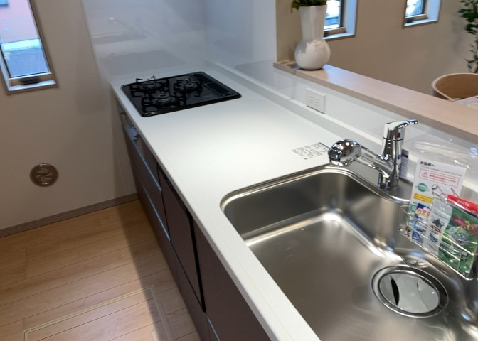 標準的なシステムキッチンの横幅は、165cm～300cm程度です。2100・2400・2550・2700などミリ単位で表記されます。普段どのように料理をするのかを想定しながら合ったサイズを選びましょう