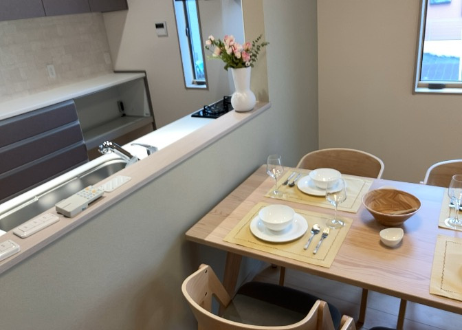 DKの物件でも広く見せたい方は、ダイニングスペースを広く使えるように工夫しましょう。低めのダイニングソファを置くと、家具の圧迫感が減り、広く見せることができ、ダイニングをリビングのように使用できます！