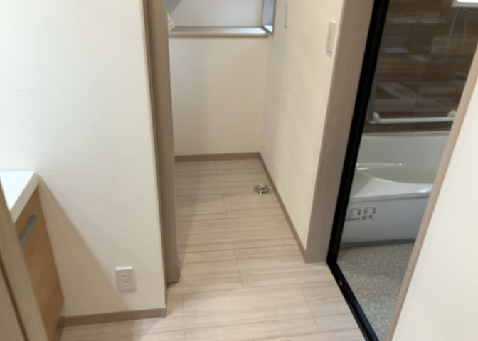 多くの戸建て住宅で見かける洗面脱衣所は、洗面台と洗濯機が2畳ほどのスペースに並べられていて、洗面所が脱衣所を兼ね備えている間取りが一般的です。お客様が利用することもある、パブリックな空間でもあります。