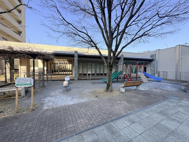 敷地内に公園があり、お子様との外遊びにも便利です。