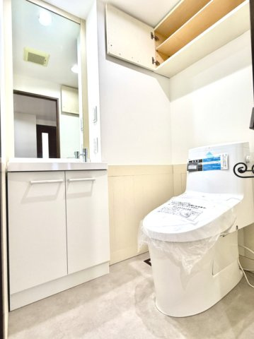 【トイレ】　手洗いカウンター付きのトイレで、来客時も気兼ねなく使っていただけます。
