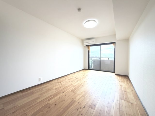 【洋室約8.7帖】　8.7帖ある主寝室はゆとりの広さで、大きめのベッドを置いても余裕があります。