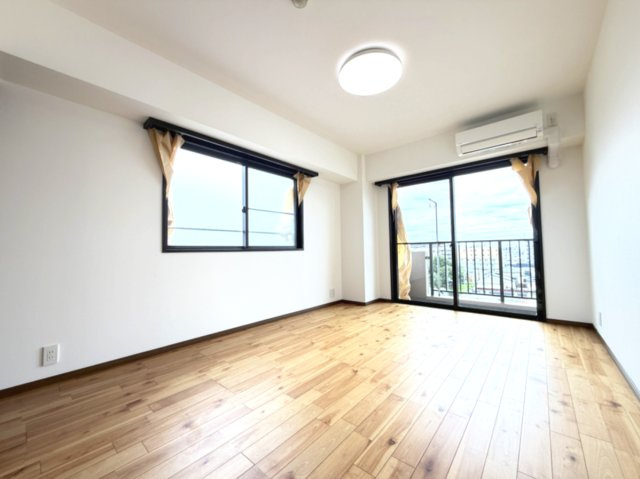 【洋室約8.1帖】　8帖超のゆとりある子供部屋で、成長に合わせて家具の配置も自由に考えられます。