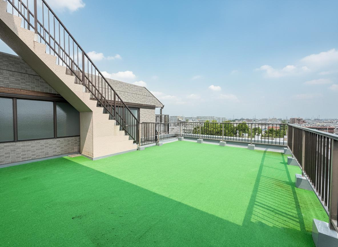 【ルーフバルコニー】　屋根のないルーフバルコニーは開放感があり、青空の下でくつろぐ時間も楽しめます。