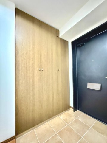 【玄関収納】　玄関収納には靴だけでなく傘や季節用品もまとめて収納でき、すっきり片付きます。