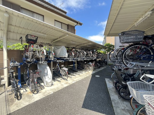 屋根付きで雨風から大切な自転車を守る事ができる駐輪場