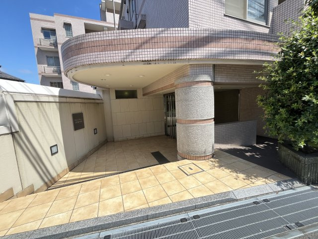 重厚感のあるエントランス。管理体制良好。