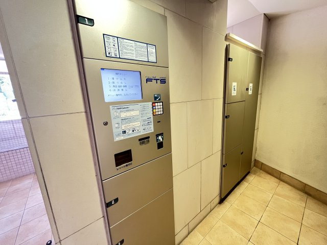 不在時でも荷物をお受取りできる宅配ボックスがあります