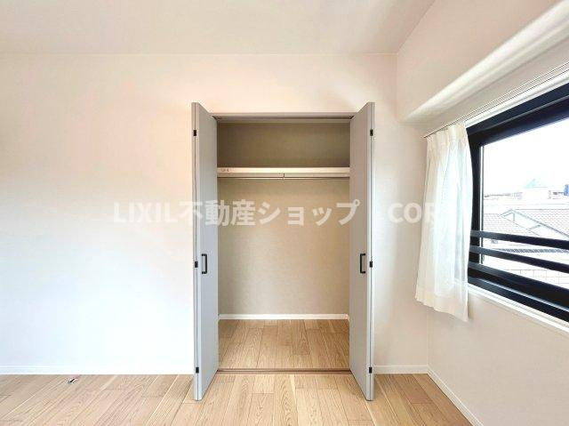 普段着やスーツはもちろんのこと、コート類などもしっかり掛けられます。