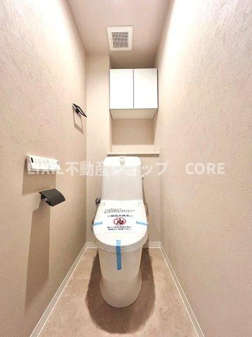 見た目もスッキリとしたデザインのトイレには温水洗浄暖房便座付き。