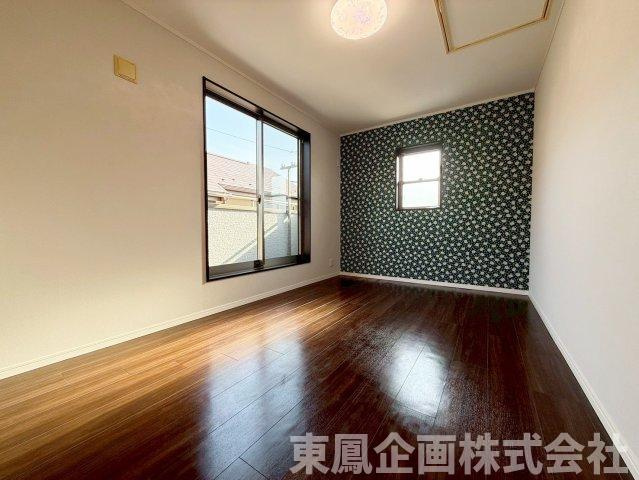 アクセントクロスがおしゃれな洋室。主寝室や趣味部屋としても映える空間です。大型クローゼット付き。