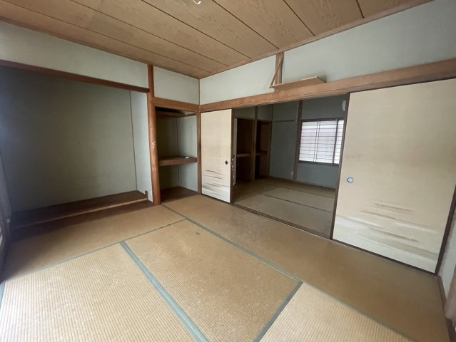 ゆったりとした広さを確保した1階の和室。押入や収納スペースを備えており、居室をすっきり使いやすい間取りです。隣接する和室と続き間になっているため、襖を開放すればより広々とした空間として活用できます。