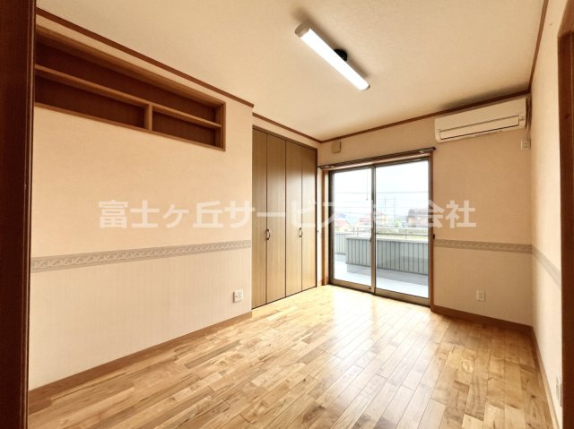 洋室6帖、ピアノが置けるように床を補強しています