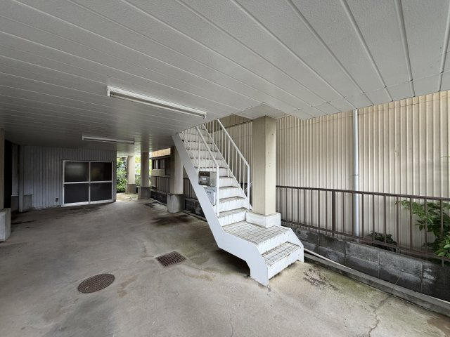 1階から上階へ続く屋外階段。横には車庫スペースがあります
