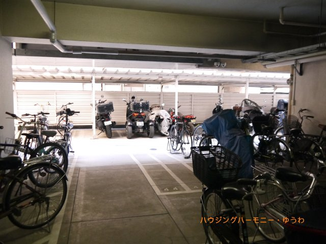 敷地内に、便利な駐輪場が有ります。