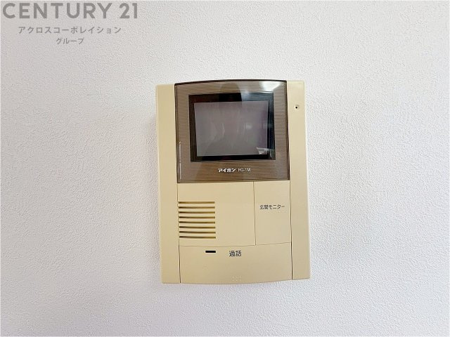 訪問者が来たときにテレビ画面で確認できるため、安心してドアを開けられます。録画機能があるものもあり、留守中に来訪者を記録しておくことができます。利便性が高く、セキュリティ面でも安心です　