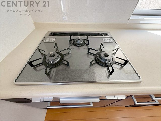 多数の調理器具を同時に使用でき、料理の効率化が可能。省エネで節約になり、様々な料理スタイルに適応できます。また、火力調整が独立しており、手入れや掃除もしやすく、今よりもっとお料理が楽しくなるかも。　