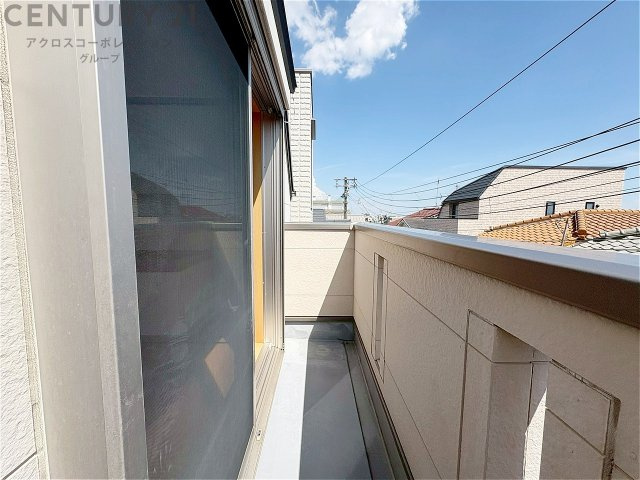 南向きバルコニーは日照が豊富で温暖な陽光を受けられ、植物の育成やリラックススペースとして活用可能です。洗濯物の乾燥が速く、快適な生活環境を提供。自然の光を取り込み、室内を明るくしてくれます。　